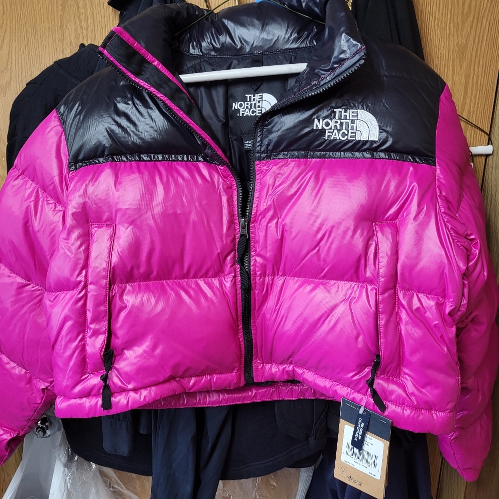 NWT THE NORTH FACE Nuptse Short coat/ jacket in Medium/Fuschia Pink. AUTHENTIC!!